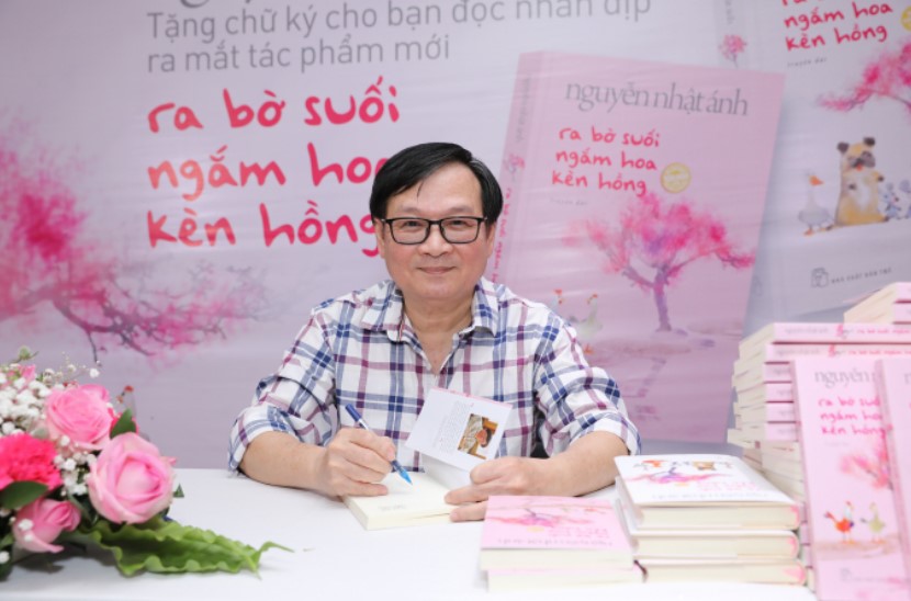 Nhà văn Nguyễn Nhật Ánh trong buổi ra mắt sách Ra bờ suối ngắm hoa kèn hồng tại TPHCM