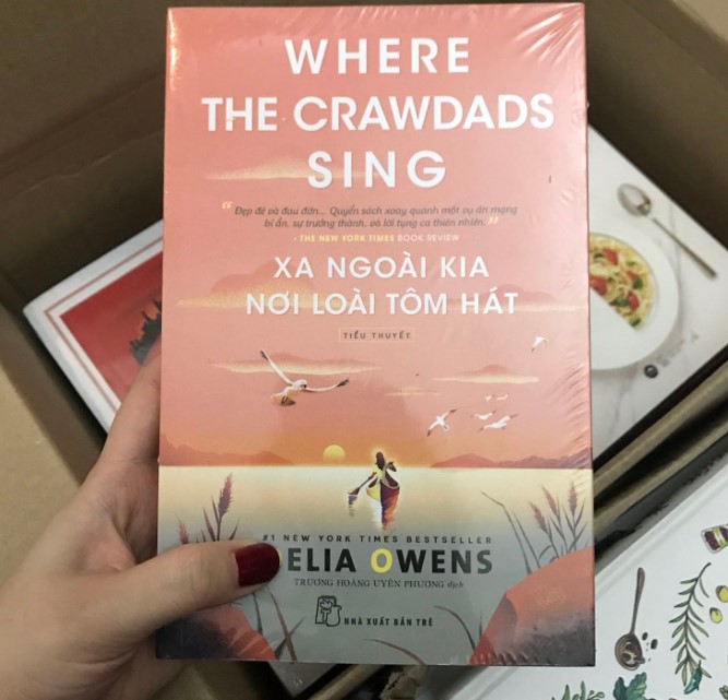 HOA SUA - Review sách Xa Ngoài Kia Nơi Loài Tôm Hát - Delia Owens