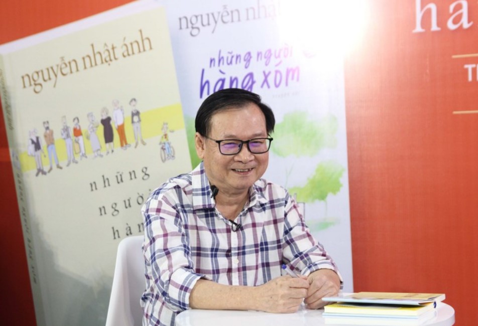 Nhà văn Nguyễn Nhật Ánh trong buổi ra mắt tác phẩm Những Người Hàng Xóm